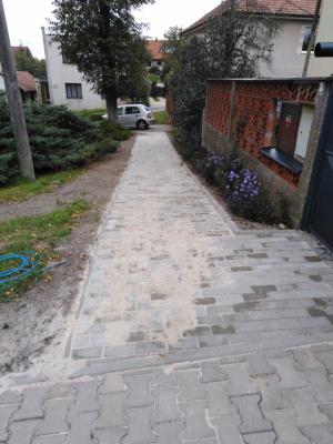 Opravený chodník na návsi v Hoděšovicích